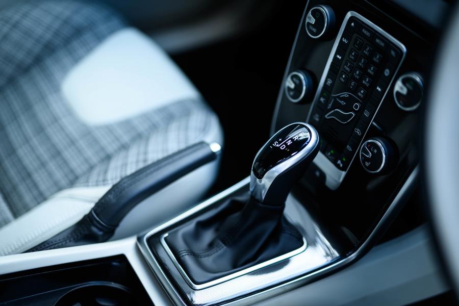 Детали интерьера Volvo V40 T3 Momentum 2016 года  (JP) (фото 9 из 20)